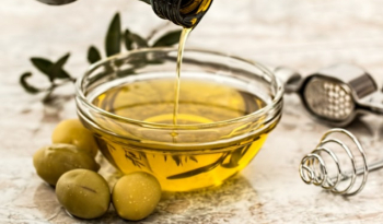 L’huile de jojoba et le top 10 de ses utilisations sur la peau et cheveux 