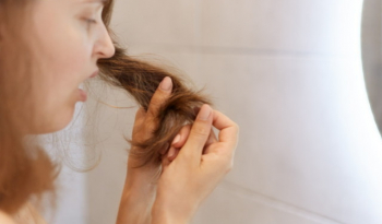 Comment réduire la porosité des cheveux 